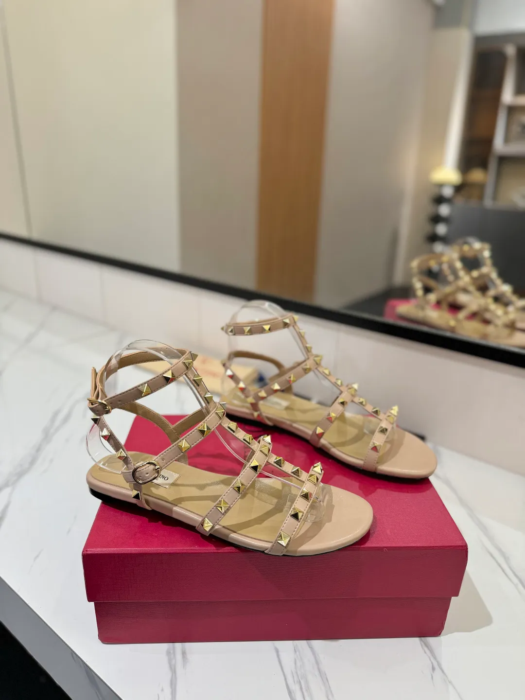 👟👟Ex-factory price 520👟👟 Valentino/Valentino rivet VT classic ankle-wrap rivet sandals, timeless 🆕 deeply rooted in people's hearts❤️A must-have item that never goes out of style🫰top replica! The side curves are perfect, the original molded custom-made rust-free rivets, and the textured hardware bring out a full sense of high-end, giving you a genuine foot feel! The first choice for high-end customers❤️ [Material] Upper: Original imported customized cowhide Inner lining: Original imported goatskin Outsole: Imported pearlescent leather outsole Code number: 35-39 [34, 40, 41, 42 are custom-made and cannot be returned or exchanged]